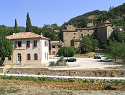 La mairie et le hameau de la Fabrgue